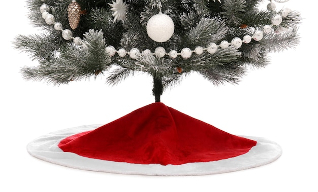 Geschmückter Weihnachtsbaum mit rotem Rock auf weißem Hintergrund