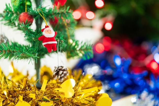 Geschmückter Weihnachtsbaum mit unscharfem Bokeh hellem Hintergrund. Weihnachts- und Neujahrskonzept