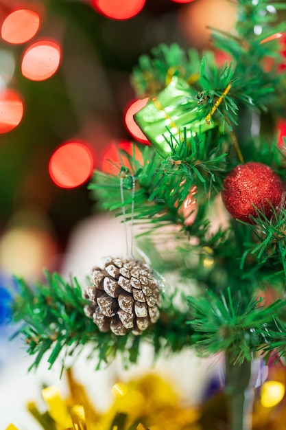 Geschmückter Weihnachtsbaum mit unscharfem Bokeh hellem Hintergrund. Weihnachts- und Neujahrskonzept