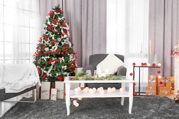 Geschmücktes Wohnzimmer mit schönem Weihnachtsbaum