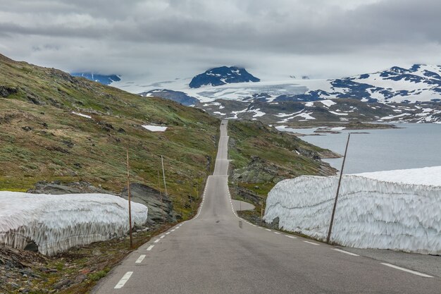 Geschneite Straße, Straße in den norwegischen Bergen in der Sommersaison