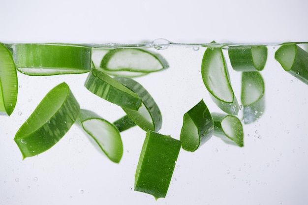 Geschnittene Aloe Vera im Wasser mit Wassertropfen. Aloe Vera-Scheiben in Aloe Vera-Gel