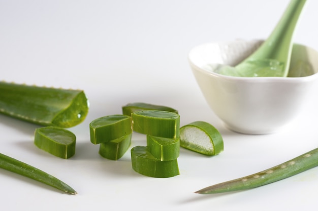 Geschnittene Aloe Vera und weißes Glas