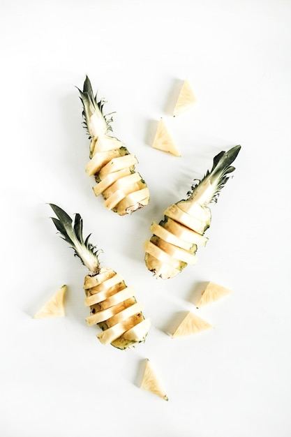 Geschnittene Ananas auf weißem Hintergrund Flache Ansicht von oben schmackhaftes Fruchtarrangement