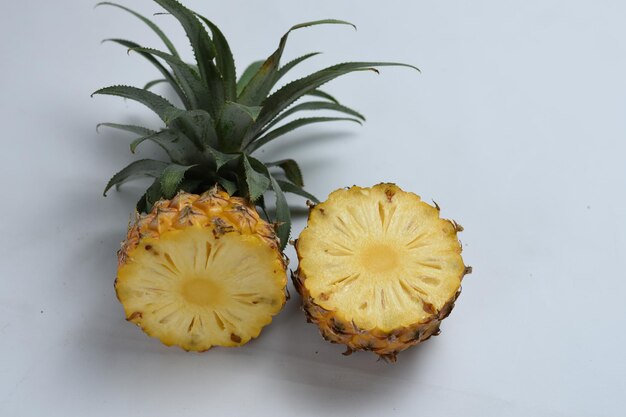 Geschnittene Ananas auf weißem Hintergrund