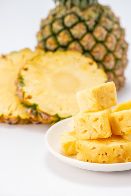 Geschnittene Ananas lokalisiert auf weißem Hintergrund