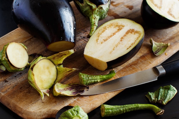 Geschnittene Aubergine auf dem Küchenholzschneidebrett