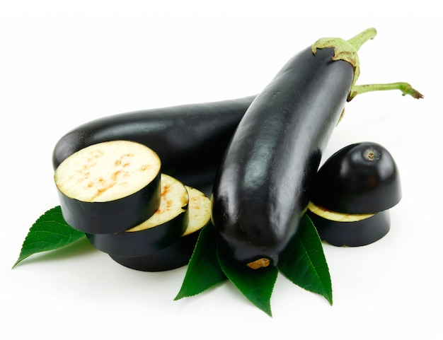 Foto geschnittene aubergine getrennt auf weiß