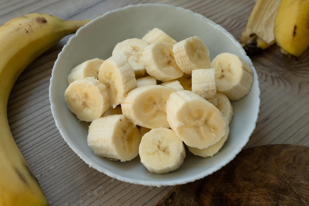 Foto geschnittene bananen auf dem tisch in der küche