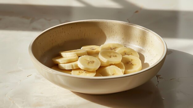 Foto geschnittene bananen auf einem teller