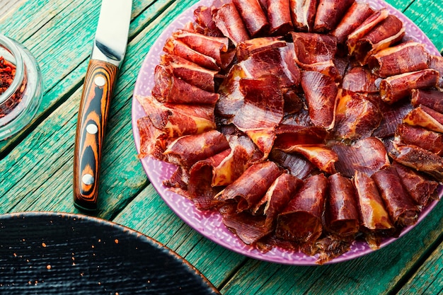 Foto geschnittene basturma oder dörrfleisch. pferdefleisch dörrfleisch. armenische küche