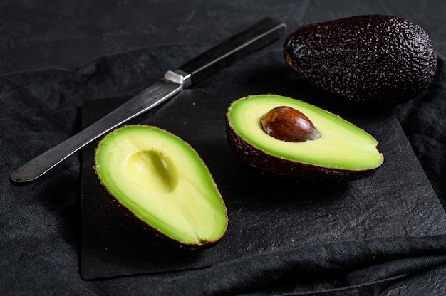 Geschnittene braune Avocado.