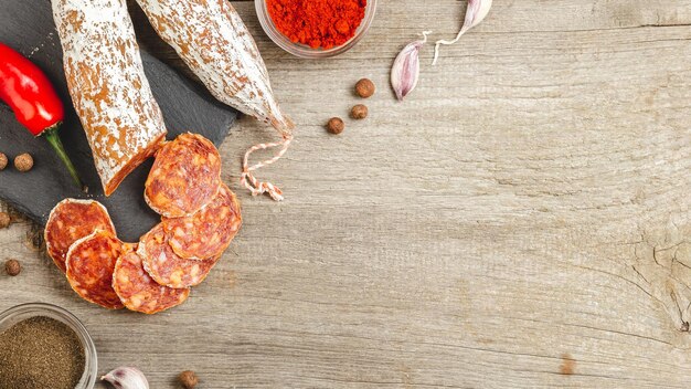 Geschnittene Chorizo-Wurst mit Gewürzen auf Holzbrett