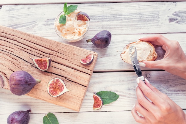 Geschnittene Feigen mit Ricotta und Brottoaster