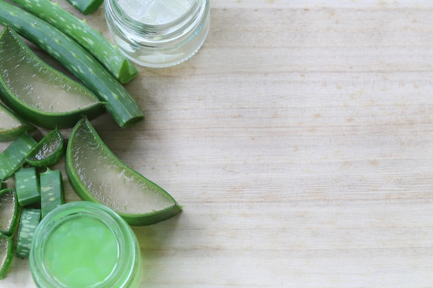 Geschnittene frische Aloe Vera auf Bretterboden.