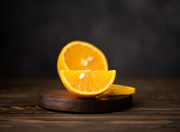 geschnittene frische Orange auf einem Holzbrett