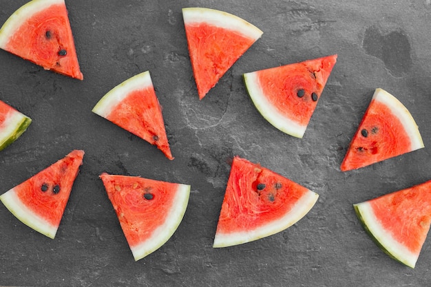 Geschnittene frische Wassermelone isoliert auf dunklem Hintergrund
