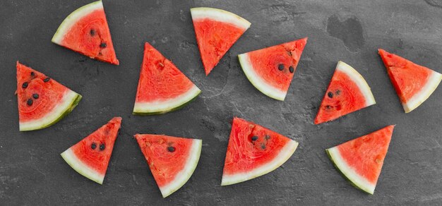 Geschnittene frische Wassermelone isoliert auf dunklem Hintergrund