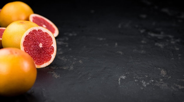 Geschnittene Grapefruits auf einem selektiven Fokus der Schieferplatte