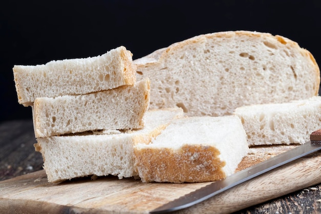 Geschnittene Graubrotstücke aus zweitklassigem Mehl