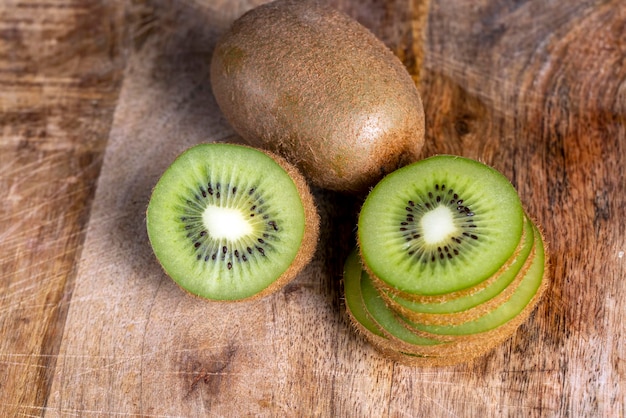 Geschnittene grüne Kiwi auf einem Schneidebrett