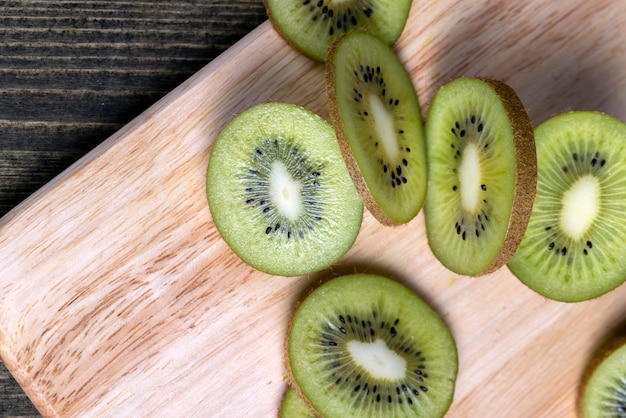 Geschnittene grüne Kiwis auf einem Holzbrett