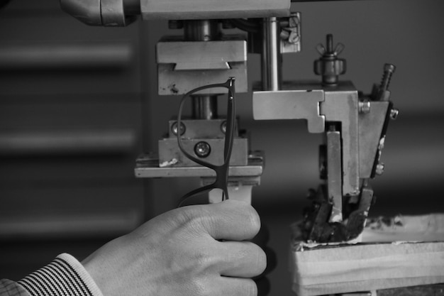 Geschnittene Handhaltemaschine in der Werkstatt