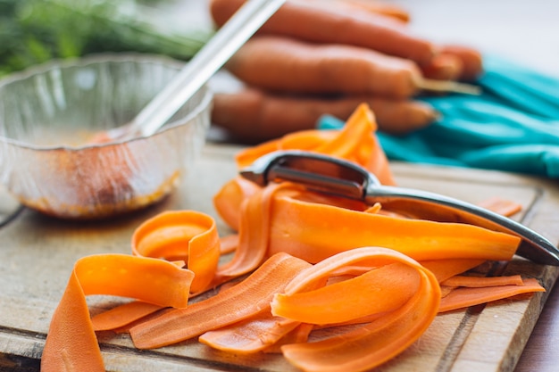 Geschnittene Karotten liegen auf dem Tisch zum Kochen von Karottenspeck. Vegetarisches Essen, Fleischersatz, pflanzliches Eiweiß