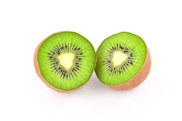 Geschnittene Kiwi auf weißem Hintergrund