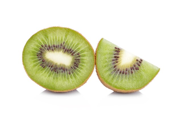 Geschnittene Kiwi lokalisiert auf Weiß