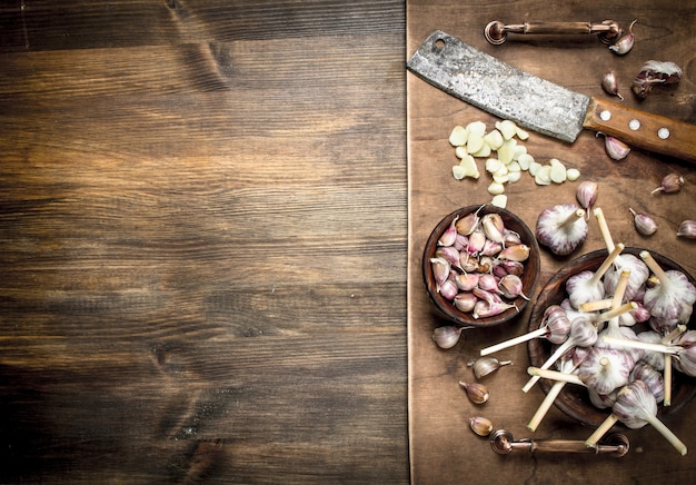 Geschnittene Knoblauchzehen mit einem alten Messer.