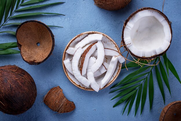 Geschnittene Kokos- und Palmblätter