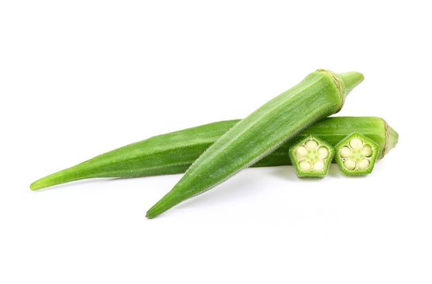 Geschnittene Okra isoliert auf dem weißen Hintergrund.