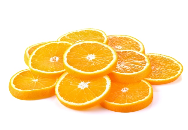 Geschnittene Orangenfrucht auf weißer Wand