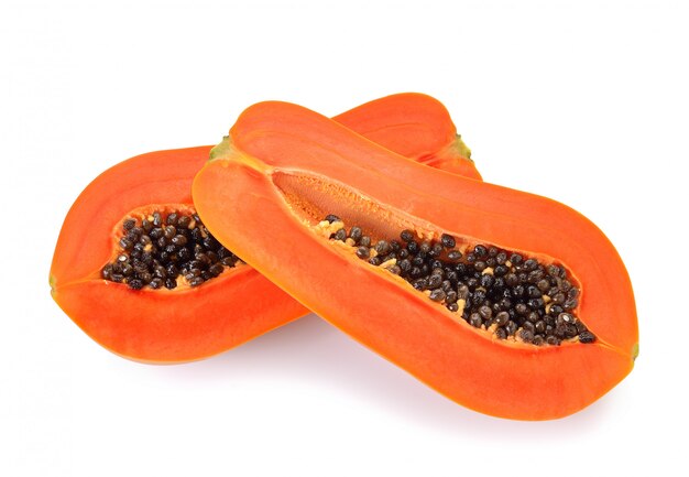 Geschnittene Papaya auf einem weißen