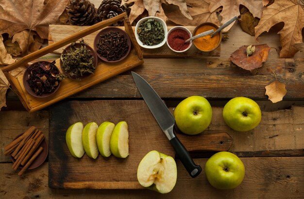 Geschnittene Äpfel auf einem Holztisch zum Kochen vorbereitet