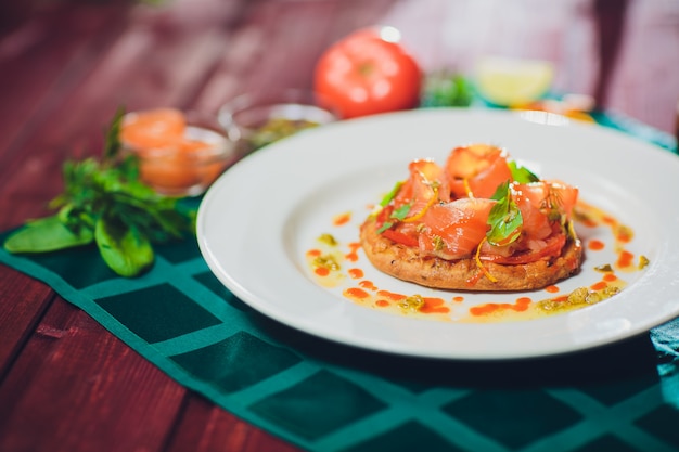 Geschnittene Pilztarte mit Käse und Tomaten Nahaufnahme auf Tisch. horizontale Forelle