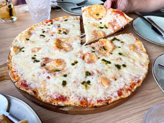 geschnittene Pizza mit Mozzarella-Käse, Tomaten, Paprika