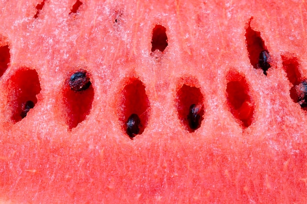 Geschnittene reife rote Wassermelone mit vielen Samen