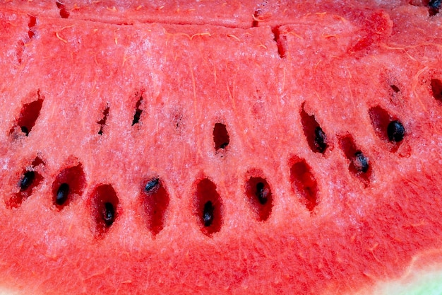 Geschnittene reife rote Wassermelone mit vielen Samen