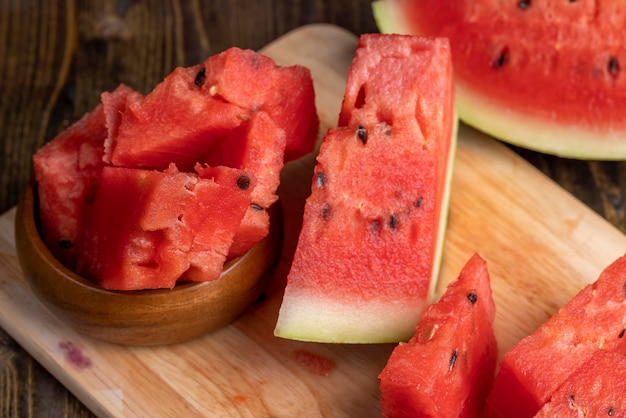 Geschnittene reife und saftige Wassermelone von roter Farbe