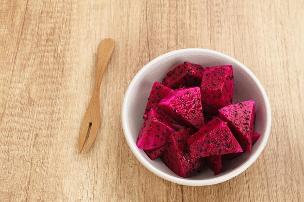 Geschnittene rote Drachenfrucht (Buah Naga Potong), serviert in einer Schüssel