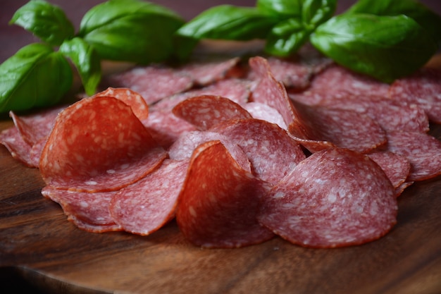 Geschnittene Salami auf Schneidebrett