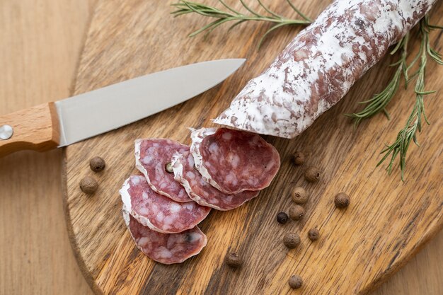 Geschnittene Salami auf Schneidebrett.