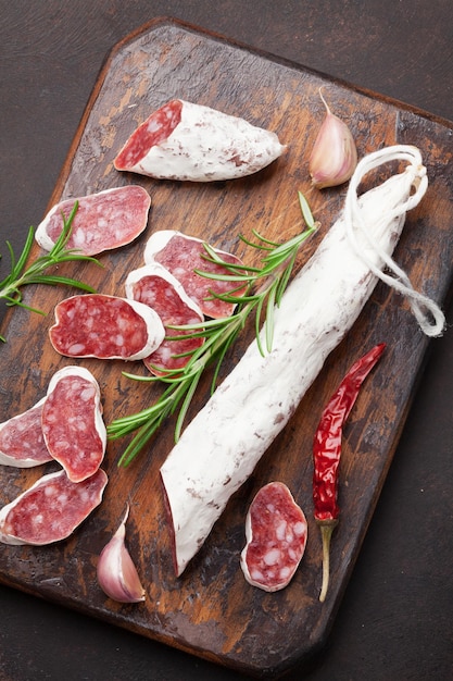 Geschnittene Salami auf Schneidebrett