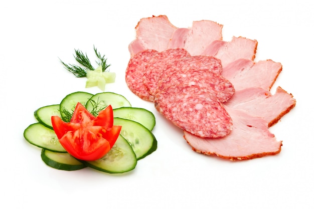 Geschnittene Salami und Schinken