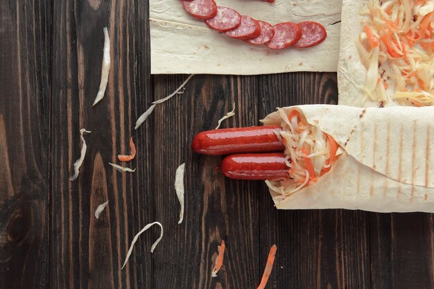 Geschnittene Salami und Shawarma auf hölzernem Hintergrund .photo mit Kopienraum.