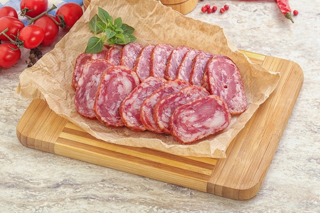 Geschnittene Salami Würstchen Snack über Bord