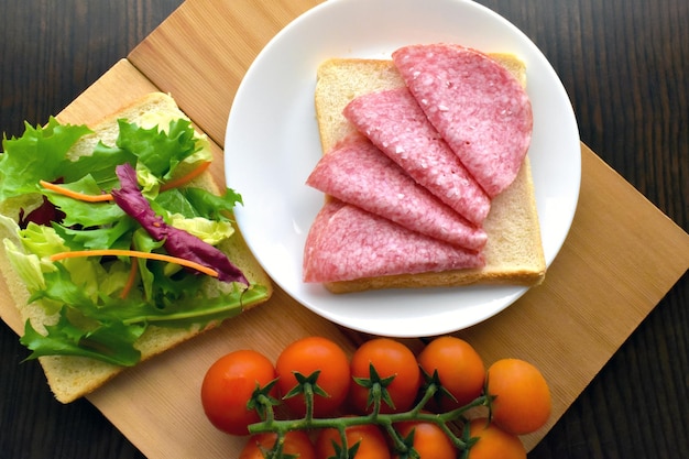 Geschnittene Salamiwurst auf Brot