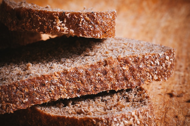 geschnittene Schwarzbrot-Makroansicht